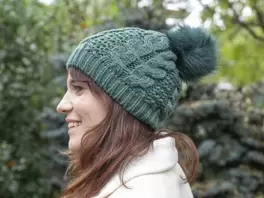 Oferta de Gorro de punto con pompón verde por 5€ en Ale-Hop