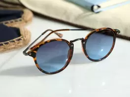 Oferta de Gafas de sol redondas demi lentes azules por 10€ en Ale-Hop