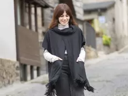 Oferta de Poncho con cuello negro por 10€ en Ale-Hop