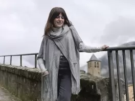 Oferta de Poncho con cuello gris por 10€ en Ale-Hop