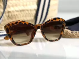 Oferta de Gafas de sol cat eye demi marón por 10€ en Ale-Hop