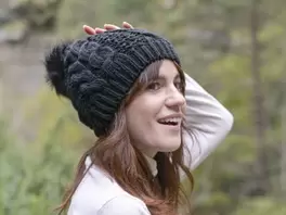 Oferta de Gorro pompón negro por 3€ en Ale-Hop