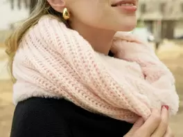 Oferta de Braga de punto y pelo rosa por 7€ en Ale-Hop