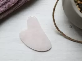 Oferta de Masajeador facial gua sha rosa por 7€ en Ale-Hop