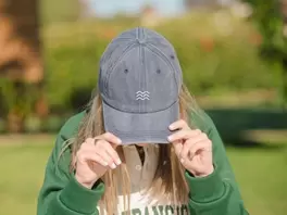 Oferta de Gorra azul olas por 6€ en Ale-Hop