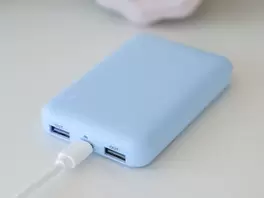Oferta de Power bank 5000mAh azul por 15€ en Ale-Hop