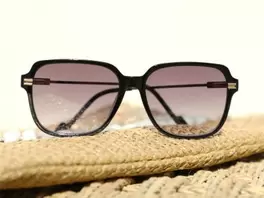 Oferta de Gafa de sol cuadradas negro con caja por 10€ en Ale-Hop