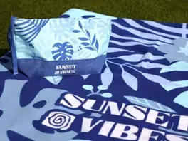 Oferta de Pack Toalla de playa y Neceser - Sunset vibes por 20€ en Ale-Hop