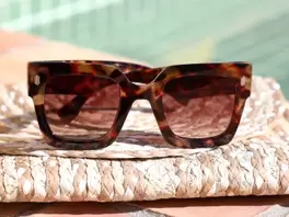 Oferta de Gafas de sol cuadrada carey oscuro con caja por 10€ en Ale-Hop