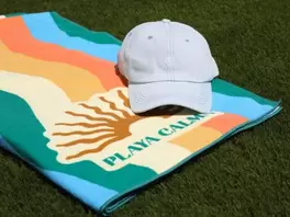 Oferta de Pack Toalla de Playa y Gorra - Playa calma por 21€ en Ale-Hop