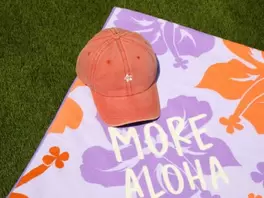 Oferta de Pack Toalla de Playa y Gorra - More aloha por 21€ en Ale-Hop