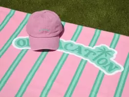 Oferta de Pack Toalla de Playa y Gorra - On vacation por 21€ en Ale-Hop