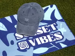 Oferta de Pack Toalla de Playa y Gorra - Sunset vibes por 21€ en Ale-Hop
