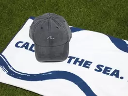 Oferta de Pack Toalla de Playa y Gorra - Call of the sea por 21€ en Ale-Hop