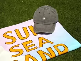 Oferta de Pack Toalla de Playa y Gorra - Sun sea sand por 21€ en Ale-Hop