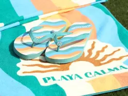 Oferta de Pack toalla y chanclas - Playa Calma por 21€ en Ale-Hop