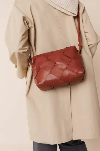 Oferta de BOLSO BANDOLERA PIEL BOX por 125€ en Indi & Cold
