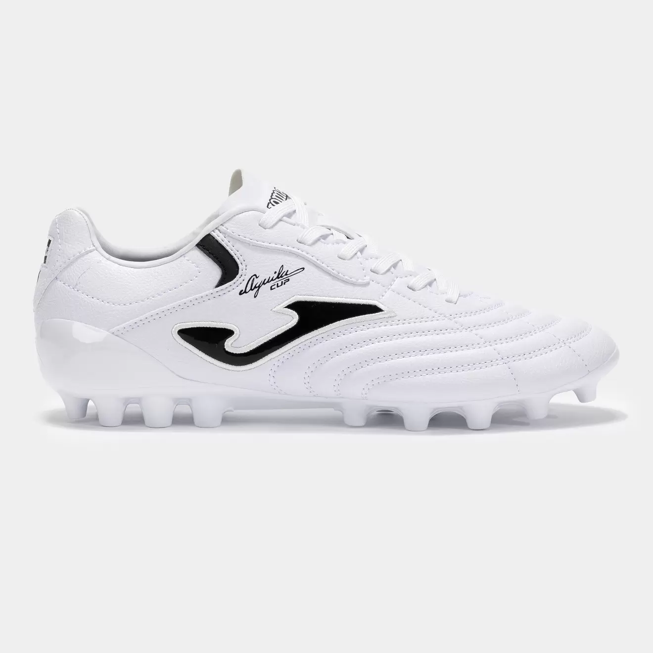 Oferta de Botas fútbol Aguila Cup 24 césped artificial AG blanco negro por 57,6€ en Joma