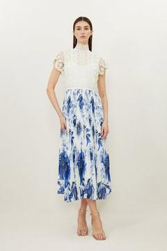 Oferta de Guipure Lace Floral Print Woven Maxi Dress por 181,3€ en Karen Millen