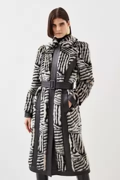 Oferta de Petite Faux Fur Pu Panelled Stripe Belted Coat por 389€ en Karen Millen