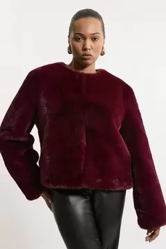 Oferta de Plus Size Collarless Faux Fur Jacket por 155€ en Karen Millen