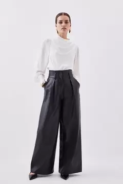 Oferta de Petite Faux Leather High Waisted Wide Leg Trousers por 155€ en Karen Millen