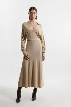 Oferta de Viscose Blend Collared Batwing Knit Midi Dress por 129€ en Karen Millen