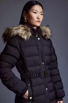 Oferta de Heat Seal Puffer Belted Faux Fur Hood Longline Jacket por 298€ en Karen Millen