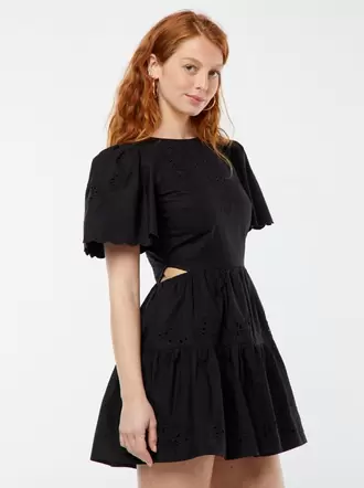 Oferta de Vestido corto liso con bordado inglés por 29€ en Kiabi