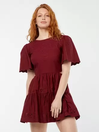 Oferta de Vestido corto liso con bordado inglés por 29€ en Kiabi