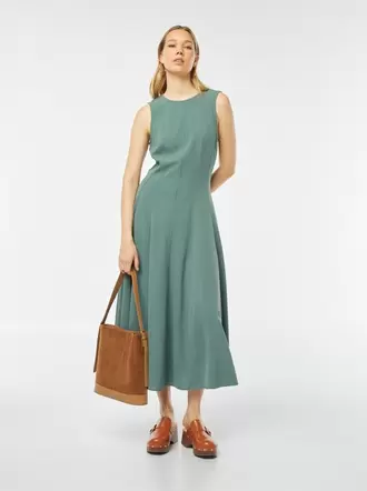 Oferta de Vestido largo corte skater sin mangas por 25€ en Kiabi