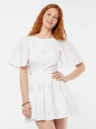 Oferta de Vestido corto liso con bordado inglés por 29€ en Kiabi