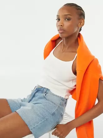 Oferta de Bermudas vaqueras con 5 bolsillos y strass por 15€ en Kiabi