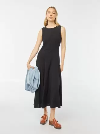 Oferta de Vestido largo corte skater sin mangas por 25€ en Kiabi