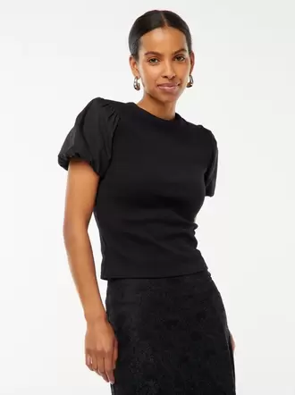 Oferta de Camiseta entallada en dos materiales con manga abullonada por 15€ en Kiabi