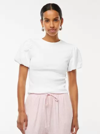 Oferta de Camiseta entallada en dos materiales con manga abullonada por 15€ en Kiabi