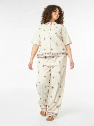 Oferta de Pantalón ancho 3/4 bordado por 25€ en Kiabi