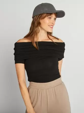Oferta de Camiseta elástica con cuello bardot por 13€ en Kiabi