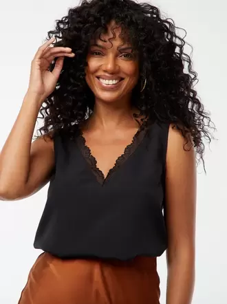 Oferta de Blusa sin mangas con cuello de encaje por 12€ en Kiabi