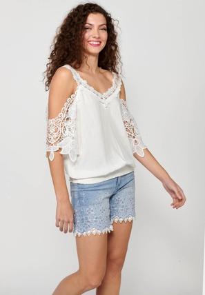Oferta de Blusa de manga corta de blonda con Escote de pico y Cintura con goma de Color Blanco para Mujer por 32,99€ en Koröshi