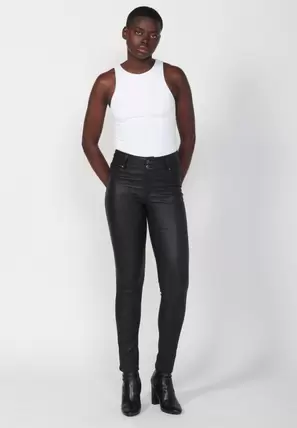 Oferta de Pantalón cinco bolsillos slim fit con cintura alta push up para mujer de color negro por 49,99€ en Koröshi