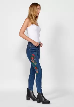 Oferta de Pantalón largo slim fit push up con detalles bordados y cierre delantero con cremallera y botón para mujer de color azul oscuro por 55,99€ en Koröshi