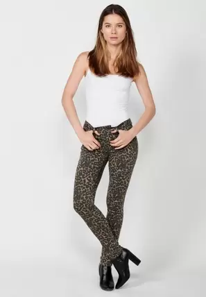 Oferta de Pantalón largo denim animal print y cierre delantero con cremallera y botón para mujer por 45,99€ en Koröshi