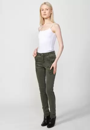 Oferta de Pantalón largo slim fit con Detalles bordados delanteros y Cierre delantero con cremallera y botón color Verde para Mujer por 49,99€ en Koröshi