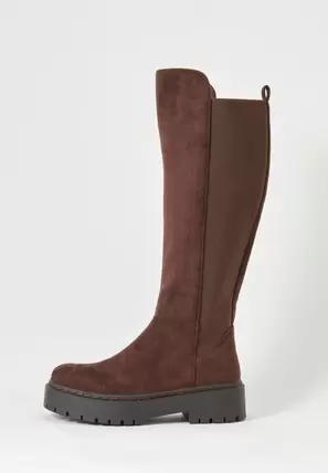 Oferta de Bota alta con suela plana para mujer de color marrón por 59,99€ en Koröshi