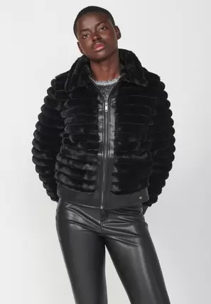 Oferta de Women's Faux Fur Jacket with Faux Fur Detailing on Cuffs and Hem in Black por 89,99€ en Koröshi