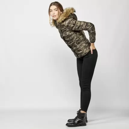 Oferta de Parka corta por 69,99€ en Koröshi