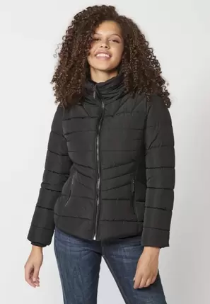 Oferta de Chaqueta parka acolchada con cuello forro sintético color Negro para Mujer por 79,99€ en Koröshi