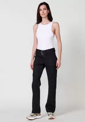 Oferta de Pantalón largo denim cargo recto con Cuatro bolsillos dos laterales con solapas y dos de plastón y Cierre delantero con cremallera y botón con Cintura ajustada con cinturón color Negro para Mujer por 59,99€ en Koröshi