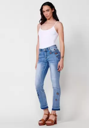 Oferta de Pantalón largo jeans recto con Detalles bordados de flores y mariposas de color Azul para Mujer por 59,99€ en Koröshi